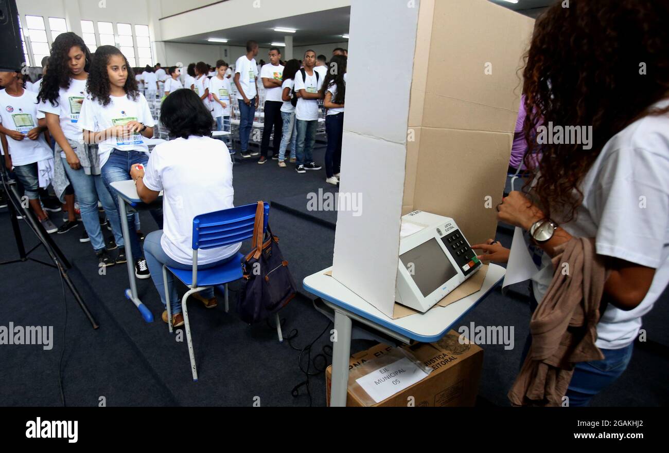 salvador, bahia, brasile - 31 luglio 2018: I giovani di una scuola pubblica nella città di Salvador testano una scheda elettronica utilizzata nelle elezioni Foto Stock