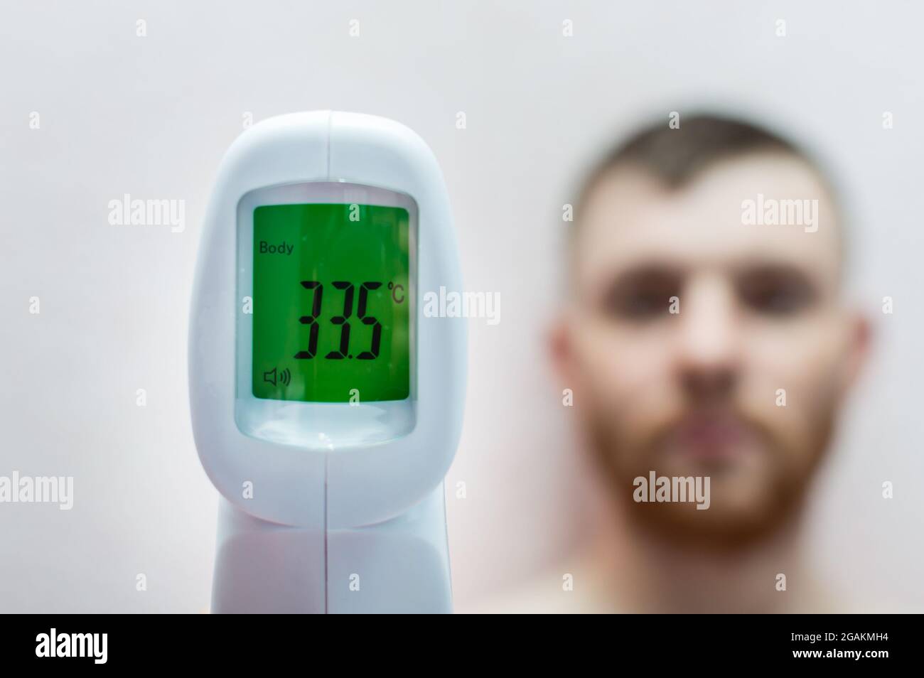 Il termometro elettronico a infrarossi senza contatto mostra una bassa  temperatura corporea Foto stock - Alamy
