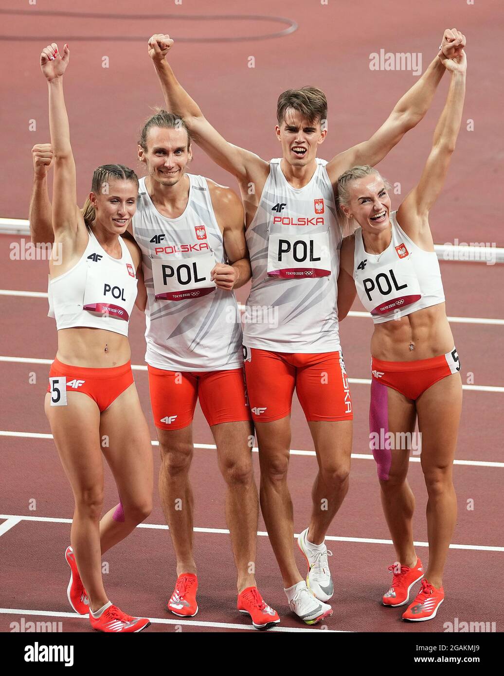 Tokyo, Giappone. 31 luglio 2021. I membri del Team Poland festeggiano dopo aver vinto la finale mista a 4 x 400 m ai Giochi Olimpici di Tokyo 2020, a Tokyo, Giappone, il 31 luglio 2021. Credit: Jia Yuchen/Xinhua/Alamy Live News Foto Stock