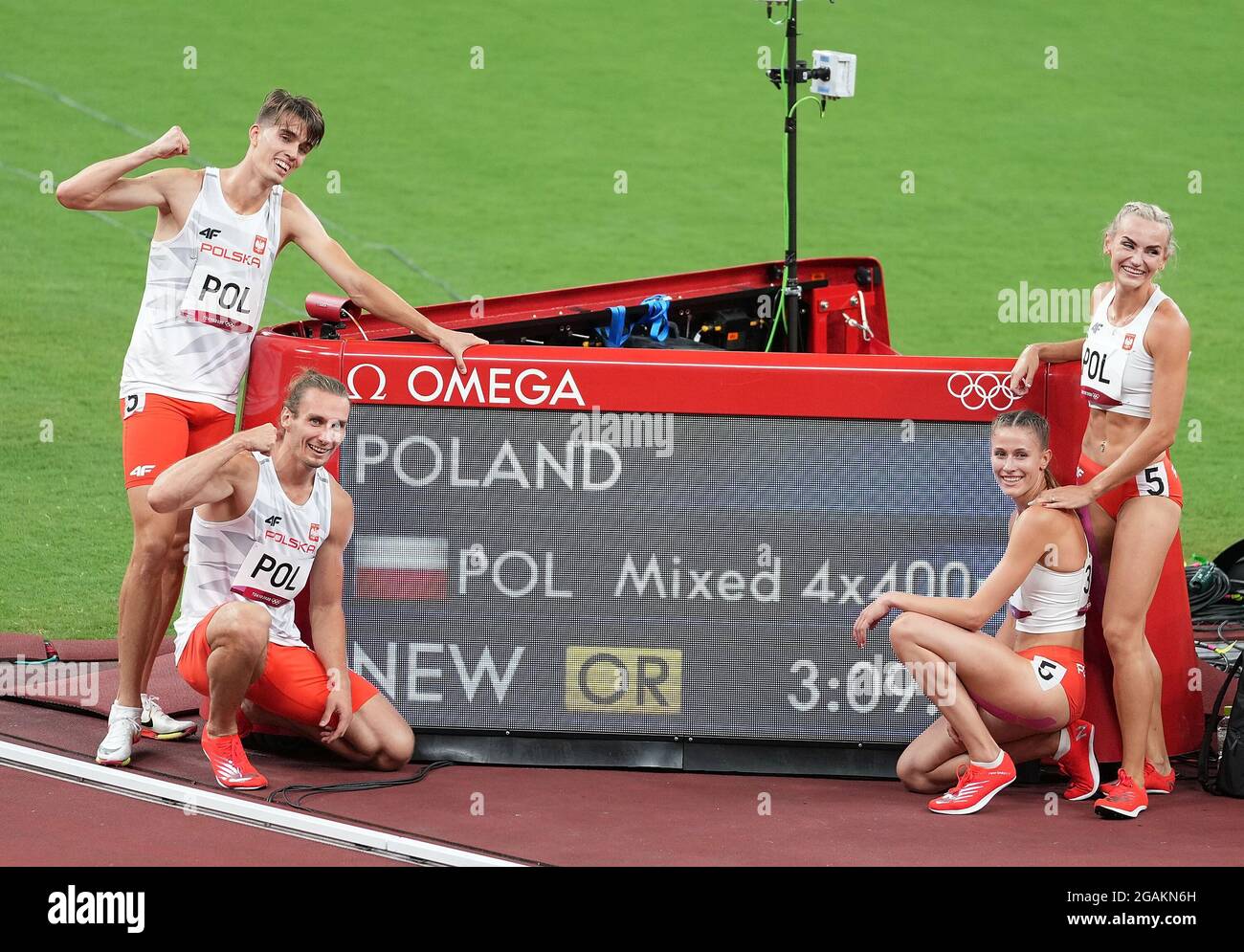 Tokyo, Giappone. 31 luglio 2021. I membri del Team Poland festeggiano dopo aver vinto la finale mista a 4 x 400 m ai Giochi Olimpici di Tokyo 2020, a Tokyo, Giappone, il 31 luglio 2021. Credit: Jia Yuchen/Xinhua/Alamy Live News Foto Stock