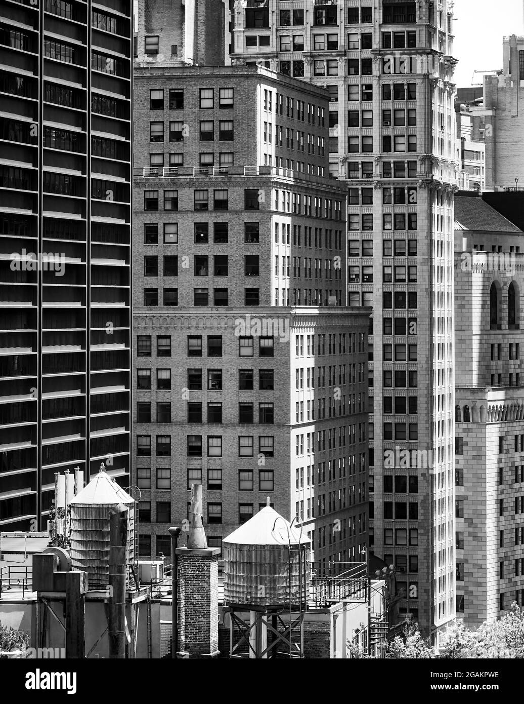Manhattan architettura variegata con torri d'acqua sul tetto, New York City, USA. Foto Stock