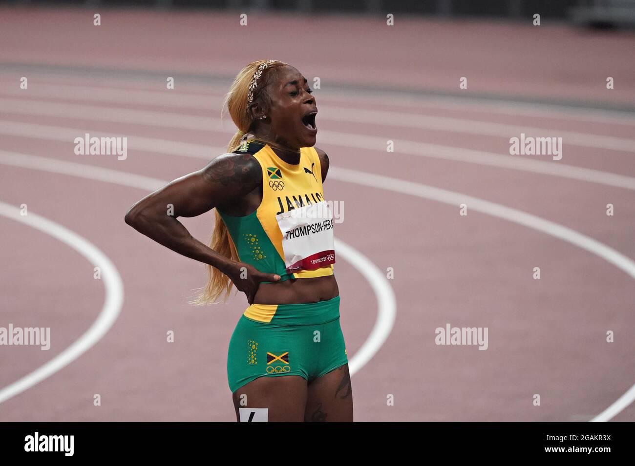 Tokyo, Giappone. 31 luglio 2021. Elaine Thompson-Herah della Giamaica festeggia dopo aver vinto la gara femminile di 100 metri alla competizione atletica durante le Olimpiadi estive di Tokyo, Giappone, sabato 31 luglio 2021. Thompson-Herah ha vinto oro e compagni di squadra Shelly-Ann Fraser-Pryce l'argento e Shericka Jackson, bronzo. Foto di Richard Ellis/UPI Credit: UPI/Alamy Live News Foto Stock