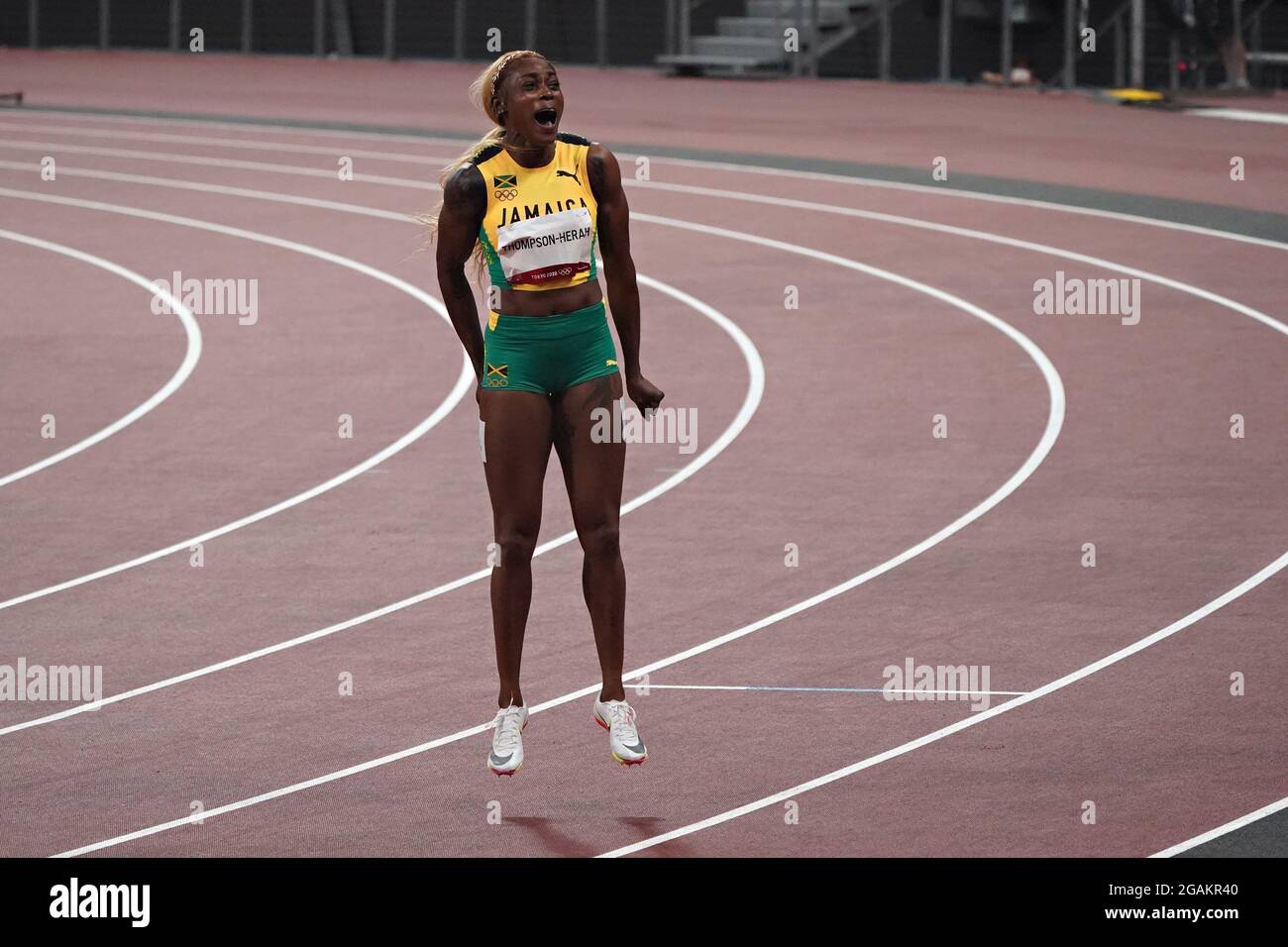 Tokyo, Giappone. 31 luglio 2021. Elaine Thompson-Herah della Giamaica festeggia dopo aver vinto la gara femminile di 100 metri alla competizione atletica durante le Olimpiadi estive di Tokyo, Giappone, sabato 31 luglio 2021. Thompson-Herah ha vinto oro e compagni di squadra Shelly-Ann Fraser-Pryce l'argento e Shericka Jackson, bronzo. Foto di Richard Ellis/UPI Credit: UPI/Alamy Live News Foto Stock