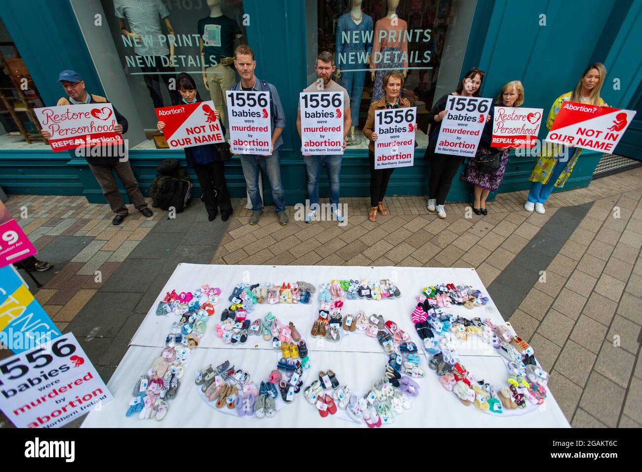 31/07/2021 Belfast. REGNO UNITO. Dichiarazione di Precious Life: Oggi nel centro di Belfast, Precious Life ha presentato 1556 paia di scarpe per bambini. Bernadette Smyth ha detto ai media "che ogni paio di scarpe per bambini rappresenta una vita innocente presa crudelmente dal mondo dall'ingiustizia dell'aborto che è stata forzata sull'Irlanda del Nord dal governo di Westminster. Ogni bambino merita la possibilità di fare i primi passi.' e ogni bambino merita di indossare i suoi primi pattini". "I nostri bambini non ancora nati devono essere protetti in legge, politica e pratica. Chiediamo ai nostri MLA eletti di abrogare la Sezione 9 e ripristinare il pe Foto Stock