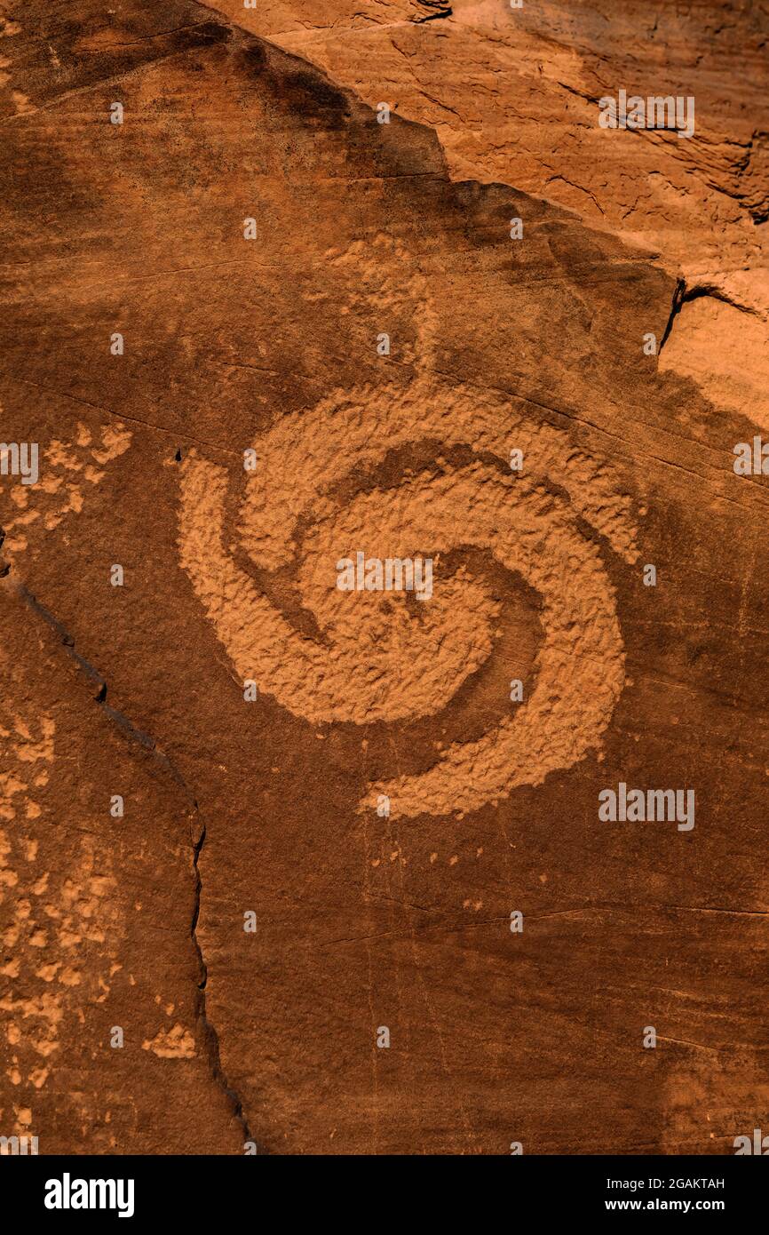 Il petroglifico di Fremont stilizzato con significato perso al tempo al luogo di Cub Creek nel Dinosaur National Monument, Utah, Stati Uniti Foto Stock