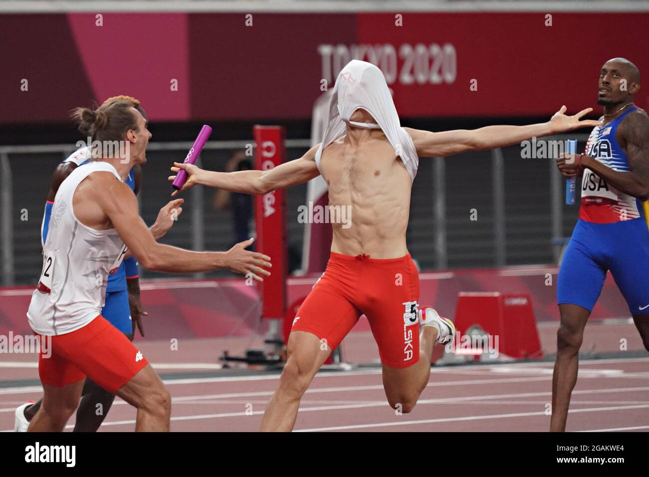 Tokyo, Giappone. 31 luglio 2021. Jakub Krzewina della Polonia festeggia il suo arrivo nella 4 x 400m Relay Mixed alla competizione di atletica alle Olimpiadi estive di Tokyo, Giappone, sabato 31 luglio 2021. La Polonia ha vinto l'oro, la Repubblica Dominicana l'argento e gli Stati Uniti il bronzo. Foto di Richard Ellis/UPI Credit: UPI/Alamy Live News Foto Stock