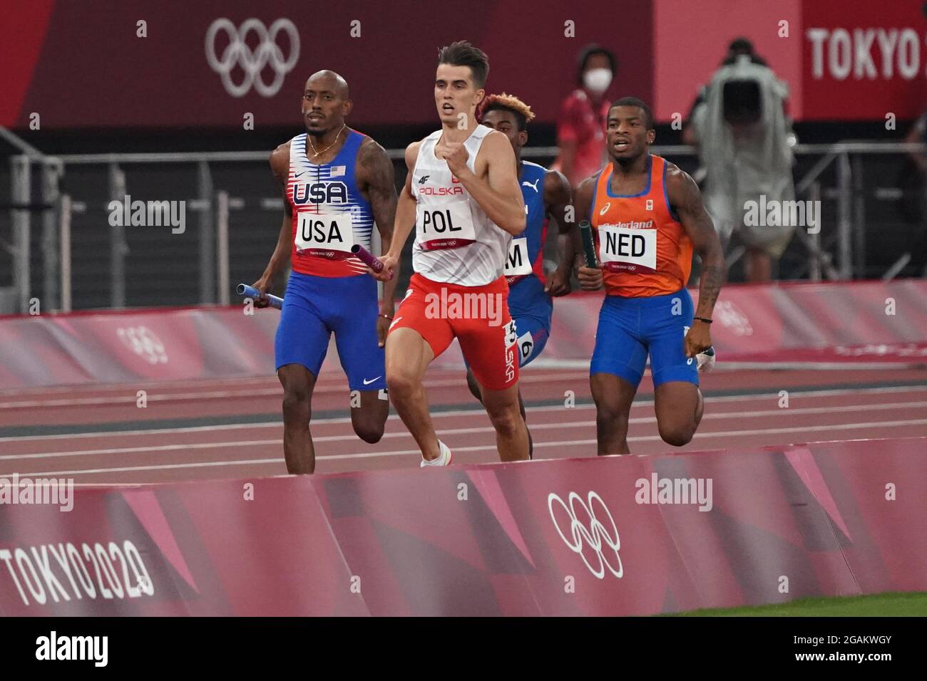 Tokyo, Giappone. 31 luglio 2021. Jakub Krzewina della Polonia guida mentre corre la gamba di ancoraggio durante il relay mixed 4 x 400m al concorso di atletica alle Olimpiadi estive di Tokyo, Giappone, sabato 31 luglio 2021. La Polonia ha vinto l'oro, la Repubblica Dominicana l'argento e gli Stati Uniti il bronzo. Foto di Richard Ellis/UPI Credit: UPI/Alamy Live News Foto Stock