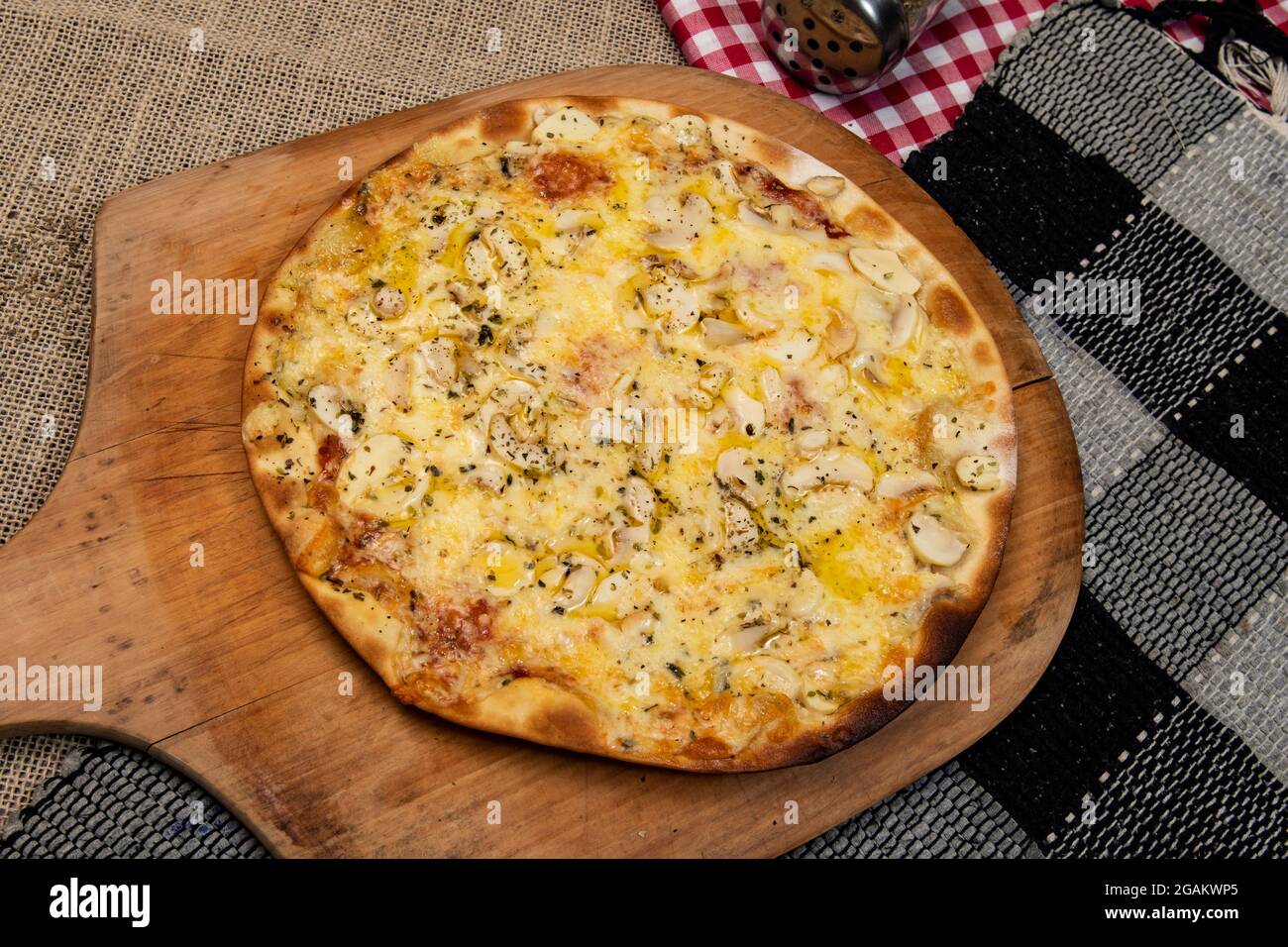 Funghi brasiliani, formaggio e pizza origano, vista dall'alto Foto Stock