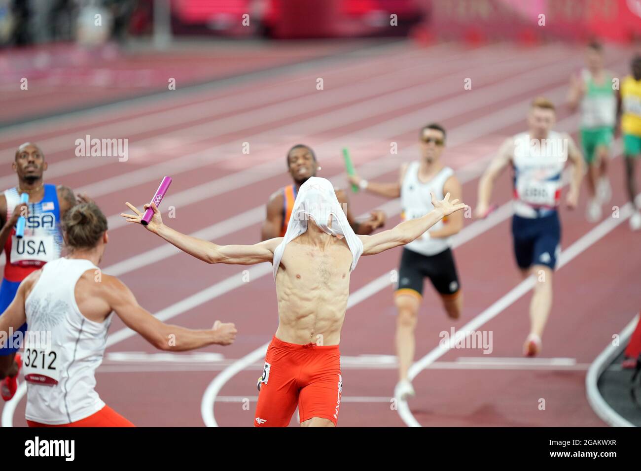 31 luglio 2021; Stadio Olimpico, Tokyo, Giappone: Tokyo 2020 Giochi olimpici estivi giorno 8; Team 4 x 400m Relay Mixed evento; il team polacco finale corridore gamba DUSZYNSKI Kajetan celebra la loro vittoria e medaglia d'oro Foto Stock