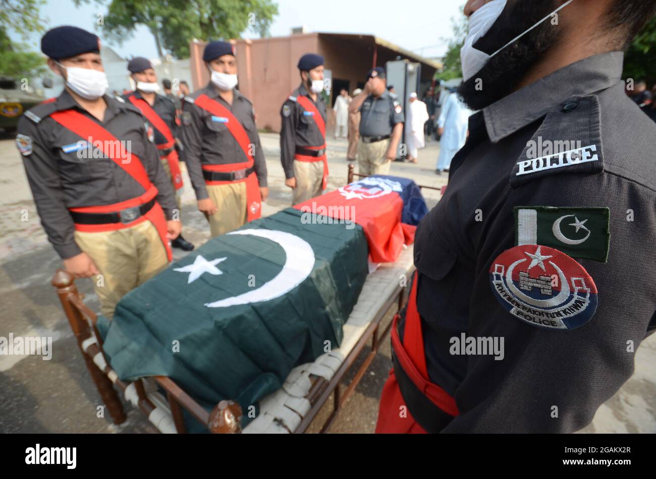 Le preghiere funerarie alla linea di polizia sono state offerte al poliziotto ucciso durante l'esplosione a Peshawar, Pakistan, il 30 luglio 2021. Un poliziotto è stato ucciso e un altro ferito dopo una granata a mano è stato gettato ad un furgone di polizia a Peshawar. (Foto di Hussain Ali/Pacific Press/Sipa USA) Foto Stock