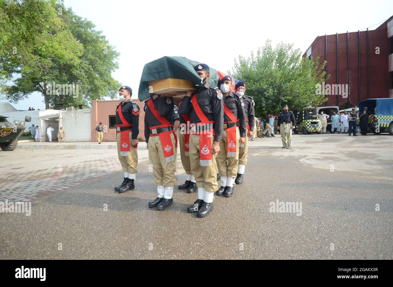 Le preghiere funerarie alla linea di polizia sono state offerte al poliziotto ucciso durante l'esplosione a Peshawar, Pakistan, il 30 luglio 2021. Un poliziotto è stato ucciso e un altro ferito dopo una granata a mano è stato gettato ad un furgone di polizia a Peshawar. (Foto di Hussain Ali/Pacific Press/Sipa USA) Foto Stock