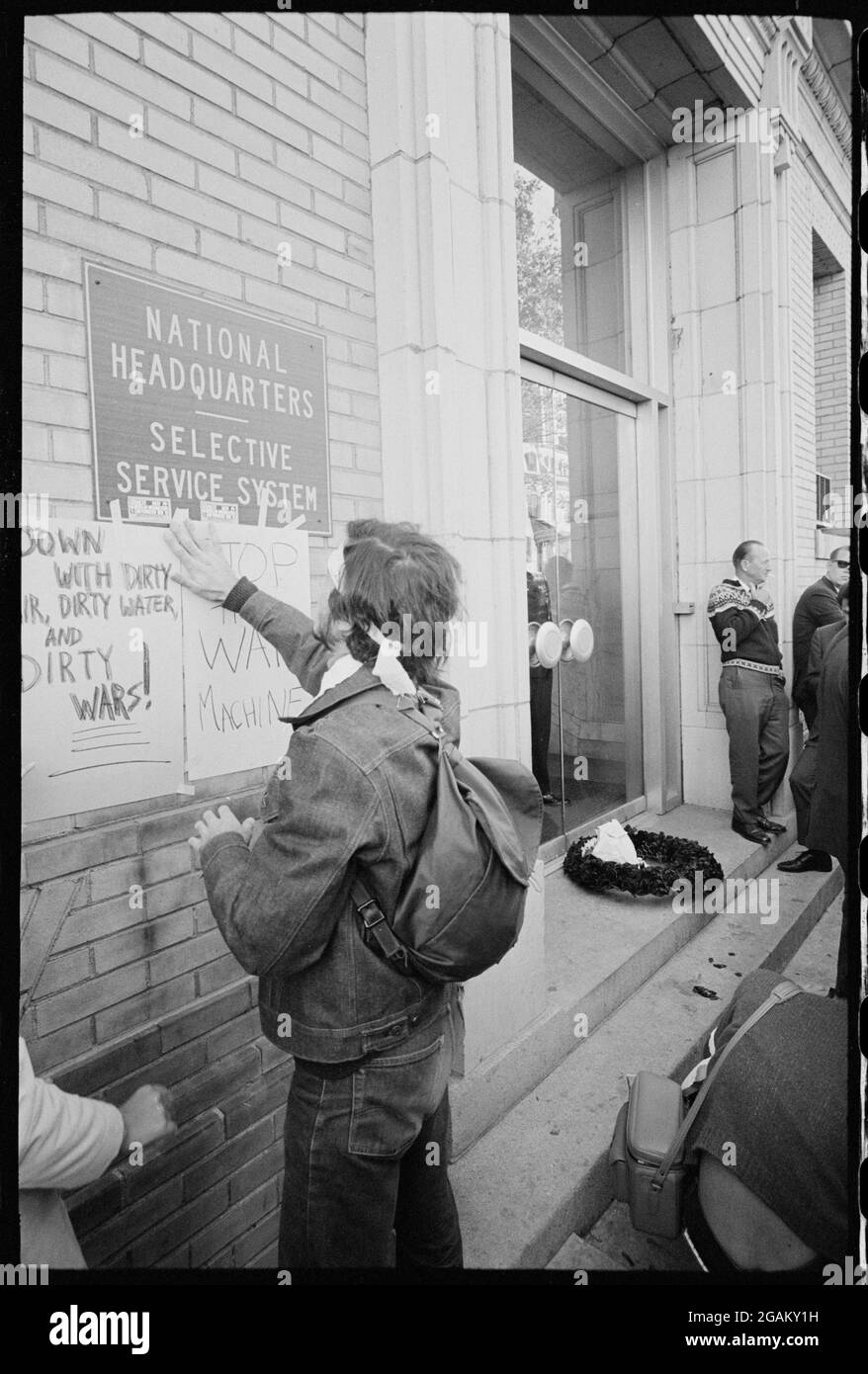 Un dimostratore incarichi segni che protestano la guerra del Vietnam vicino all'entrata del servizio selettivo durante la moratoria per la fine della guerra, Washington, DC, 10/15/1969. (Foto di Warren K Leffler/US News & World Report Collection/RBM Vintage Images) Foto Stock