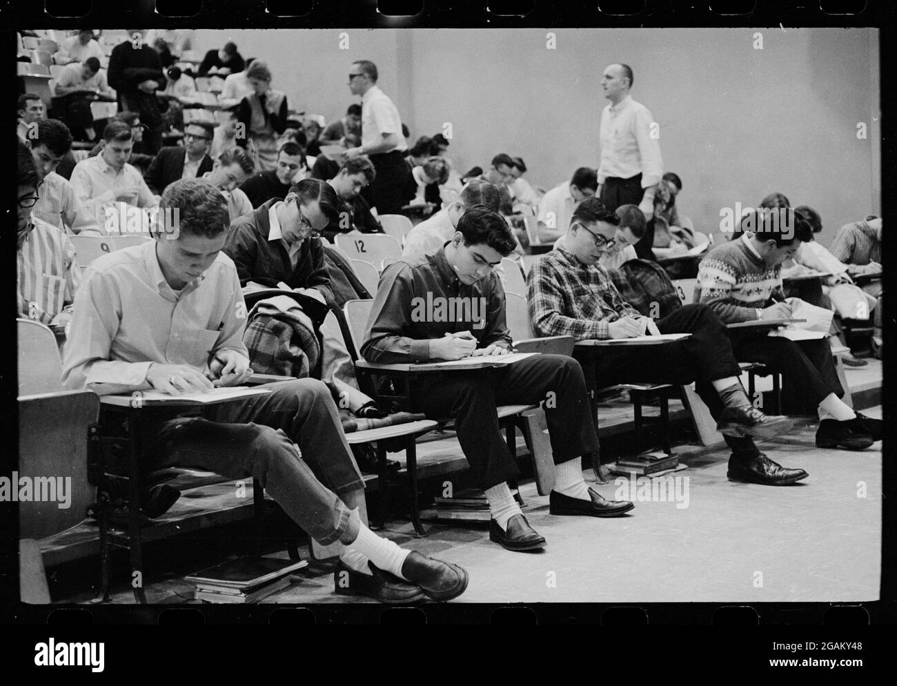 Studenti che hanno corso un esame in una grande Sala conferenze presso l'Università del Maryland, College Park, MD, 1/28/1964. (Foto di Warren K Leffler/US News & World Report Collection/RBM Vintage Images) Foto Stock