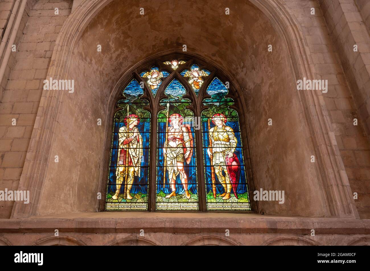 Bella finestra est vetrate a Norwich mediaevil cattedrale con il sole che splende attraverso Foto Stock