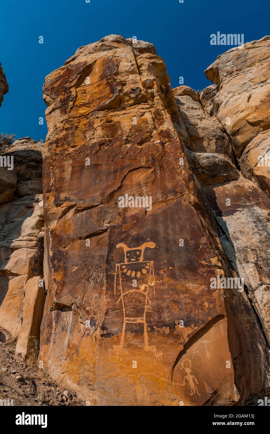 Spettacolare pannello di figure umane stilizzate presso il sito McKee Spring Petroglyph, Dinosaur National Monument, Utah, USA Foto Stock