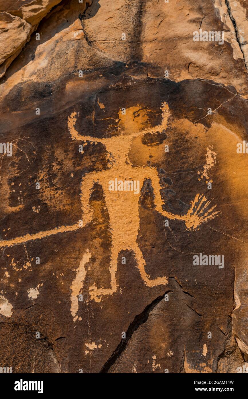 Spettacolare pannello di figure umane stilizzate presso il sito McKee Spring Petroglyph, Dinosaur National Monument, Utah, USA Foto Stock