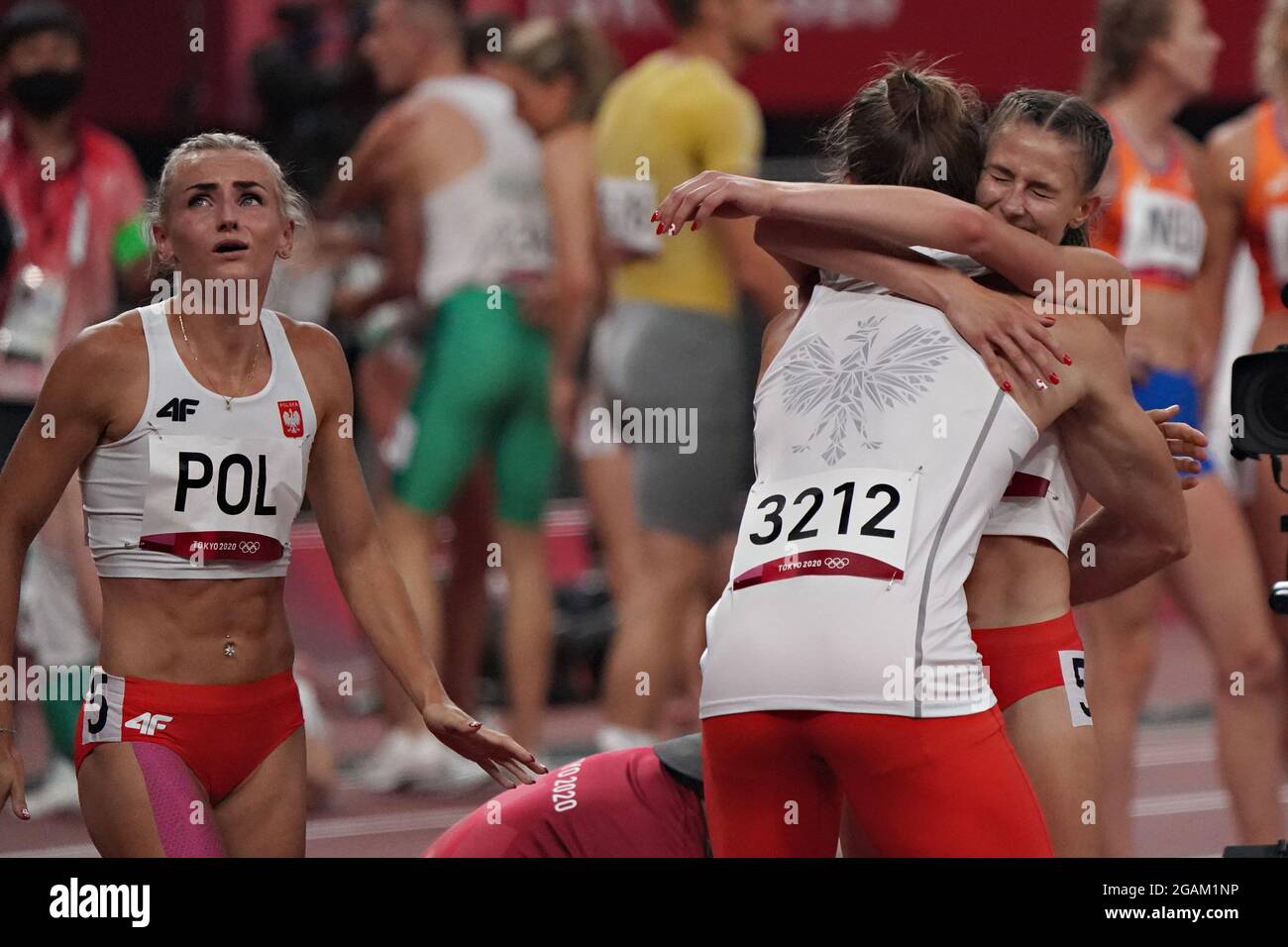 La squadra polacca festeggia dopo aver vinto l'oro nella 4 x 400m Relay Mixed alla competizione atletica alle Olimpiadi estive di Tokyo, Giappone, sabato 31 luglio 2021. La Polonia ha vinto l'oro, la Repubblica Dominicana l'argento e gli Stati Uniti il bronzo. Foto di Richard Ellis/UPI Foto Stock