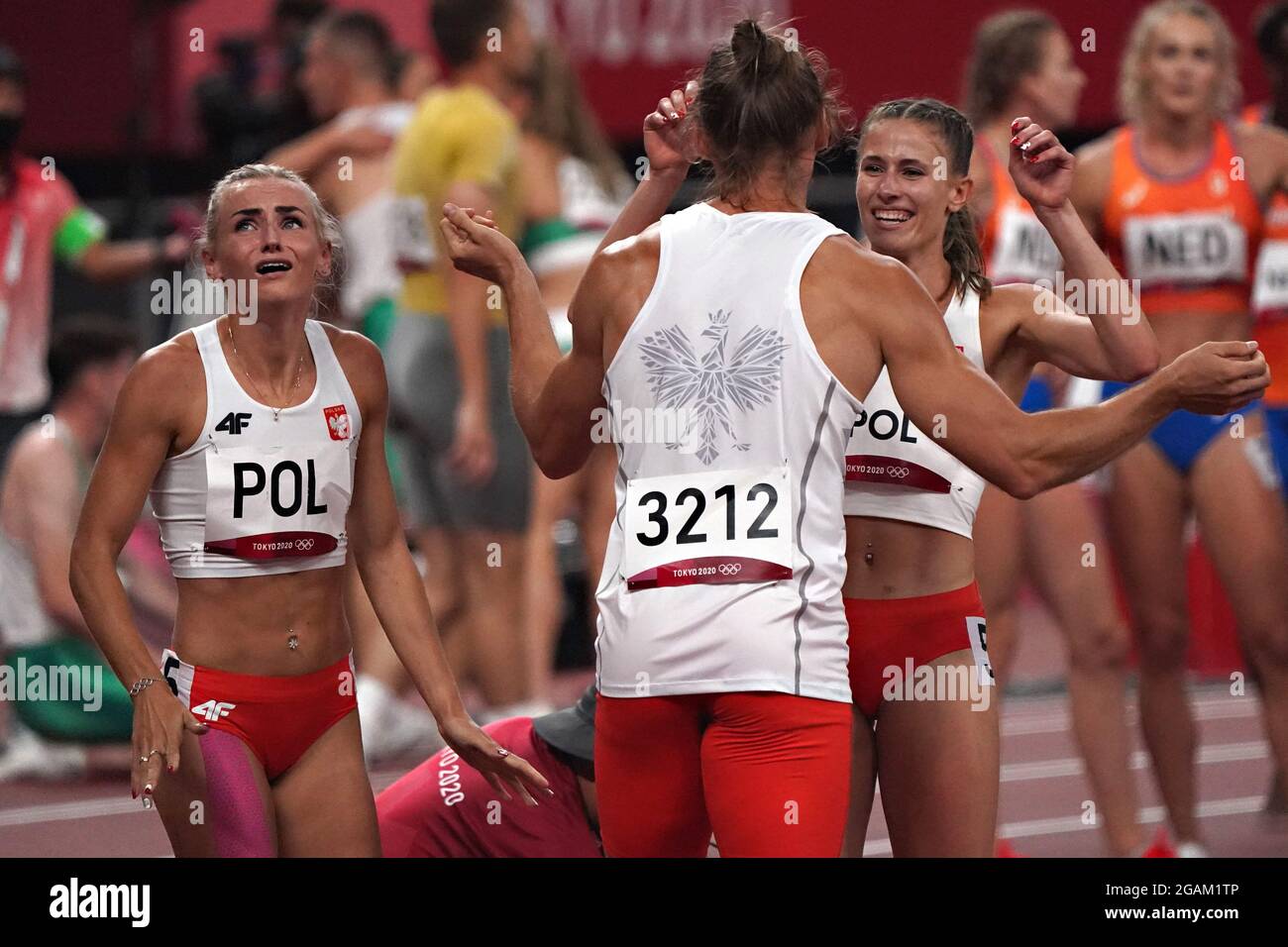 La squadra polacca festeggia dopo aver vinto l'oro nella 4 x 400m Relay Mixed alla competizione atletica alle Olimpiadi estive di Tokyo, Giappone, sabato 31 luglio 2021. La Polonia ha vinto l'oro, la Repubblica Dominicana l'argento e gli Stati Uniti il bronzo. Foto di Richard Ellis/UPI Foto Stock