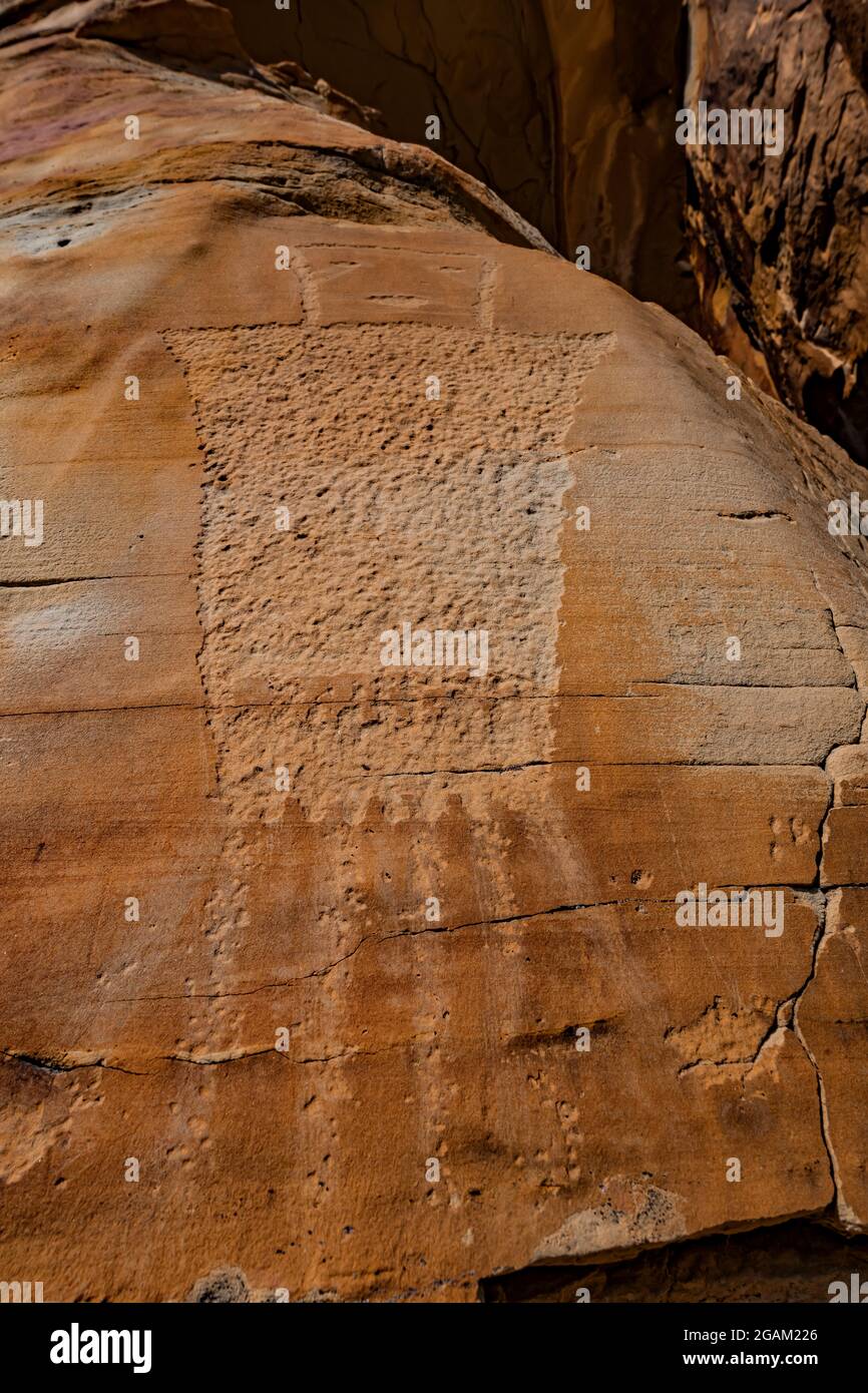 Spettacolare pannello di figure umane stilizzate presso il sito McKee Spring Petroglyph, Dinosaur National Monument, Utah, USA Foto Stock