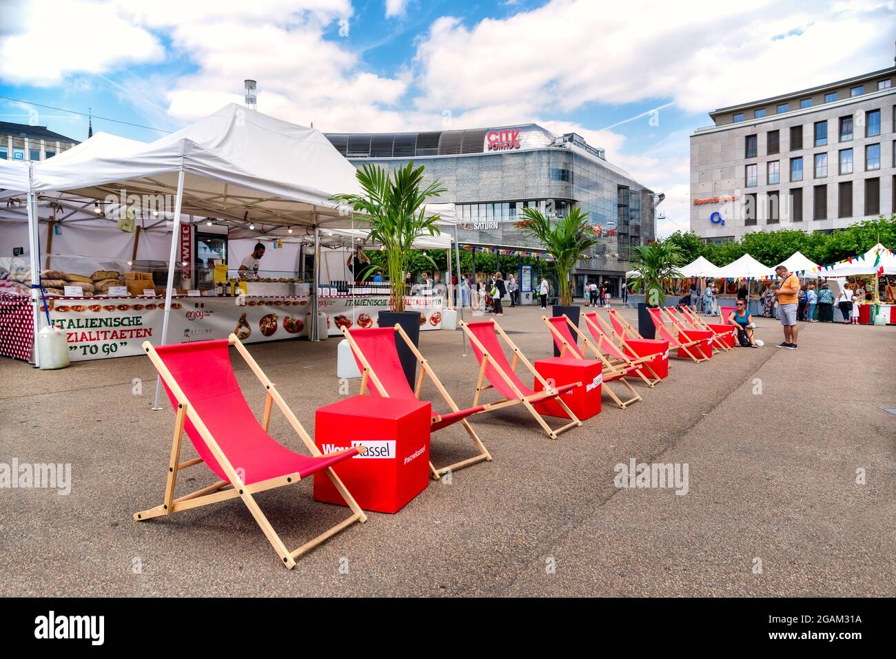 Kassel, Germania, 30-07-2021: Il mercato con negozi, gastronomia e mercato settimanale nel centro della città di Kassel, Germania Foto Stock