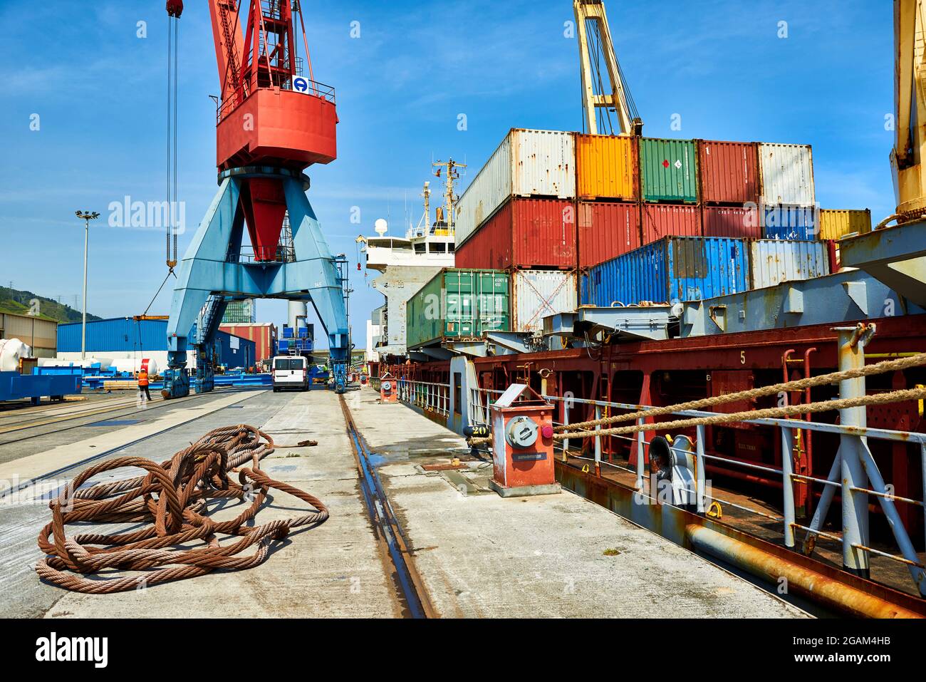 Carico di container alla nave da carico nel porto di bilbao Foto Stock