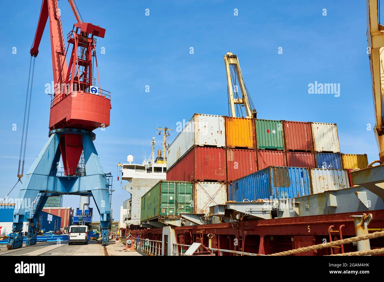 Carico di container alla nave da carico nel porto di bilbao Foto Stock