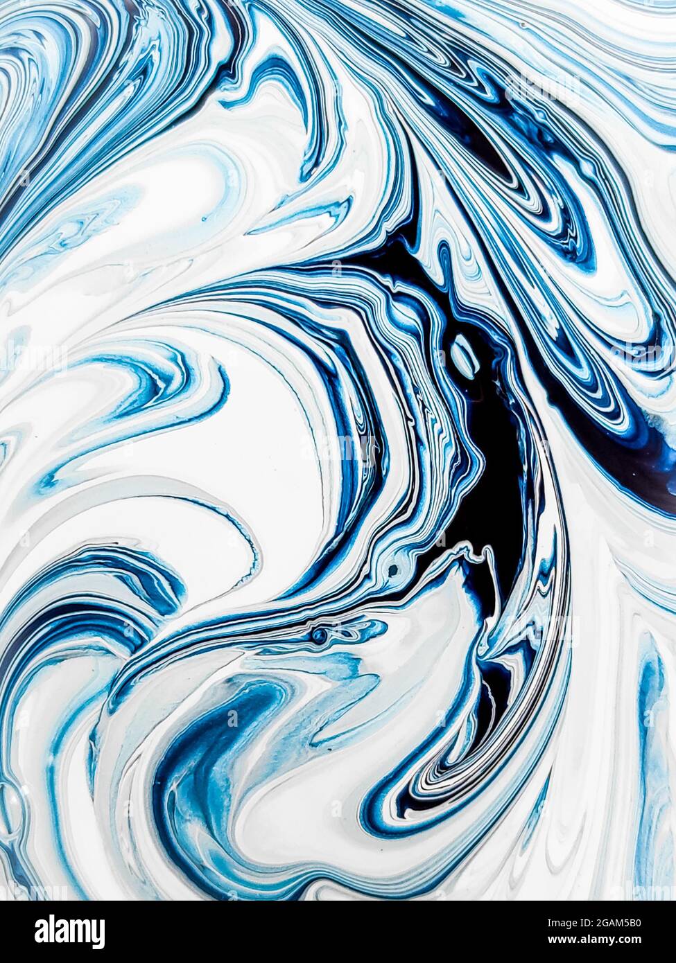 Sfondo di un disegno astratto in blu e bianco. Motivo multistrato di vernice mista. Le linee curve si avvicinano. Foto Stock