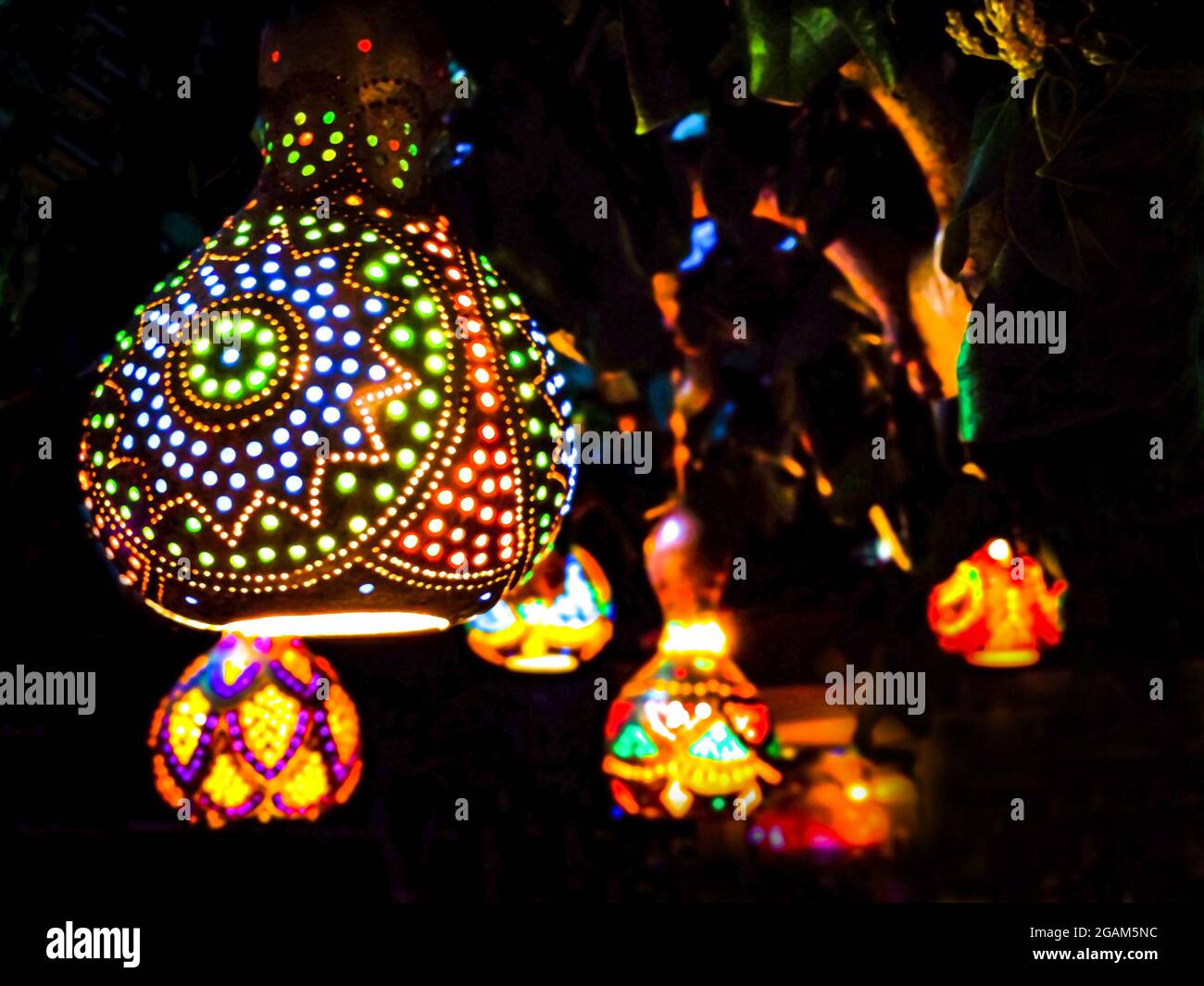 Le lanterne orientali illuminano con luci multicolore al buio. Fiaba orientale. Foto Stock