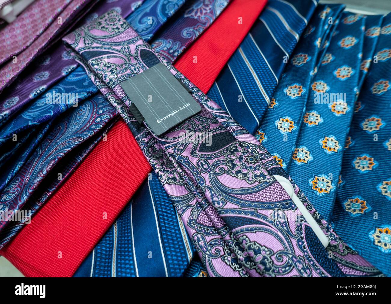 Una cravatta Ermenegildo Zegna si trova in un grande magazzino a New York  con altre marche martedì 20 luglio 2021. Ermenegildo Zegna viene segnalato  al pubblico tramite una SPAC, in contrasto con