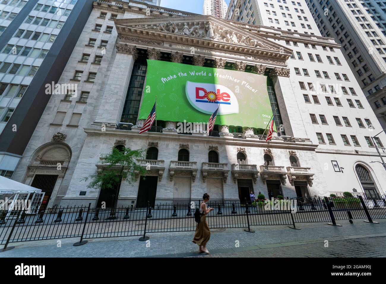 La Borsa di New York è decorata venerdì 30 luglio 2021 per il commercio pubblico del produttore irlandese di frutta Dole plc. Dole plc è uno dei maggiori produttori mondiali di banane e ananassi. (© Richard B. Levine) Foto Stock