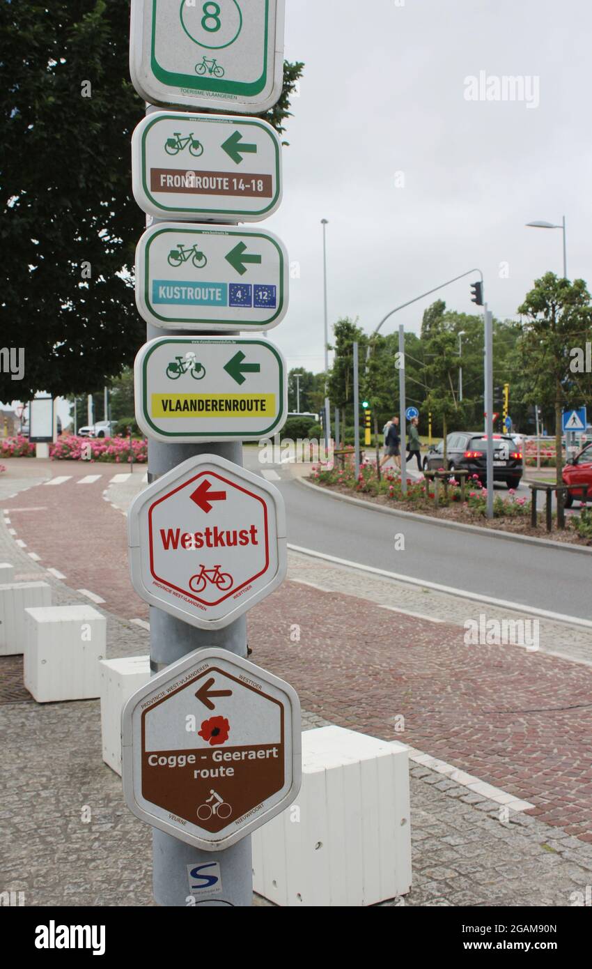 NIEUWPOORT, BELGIO, 15 LUGLIO 2021: Segnale con informazioni direzionali per una serie di diverse piste ciclabili nelle Fiandre Occidentali. Il ciclismo è un enorme Foto Stock
