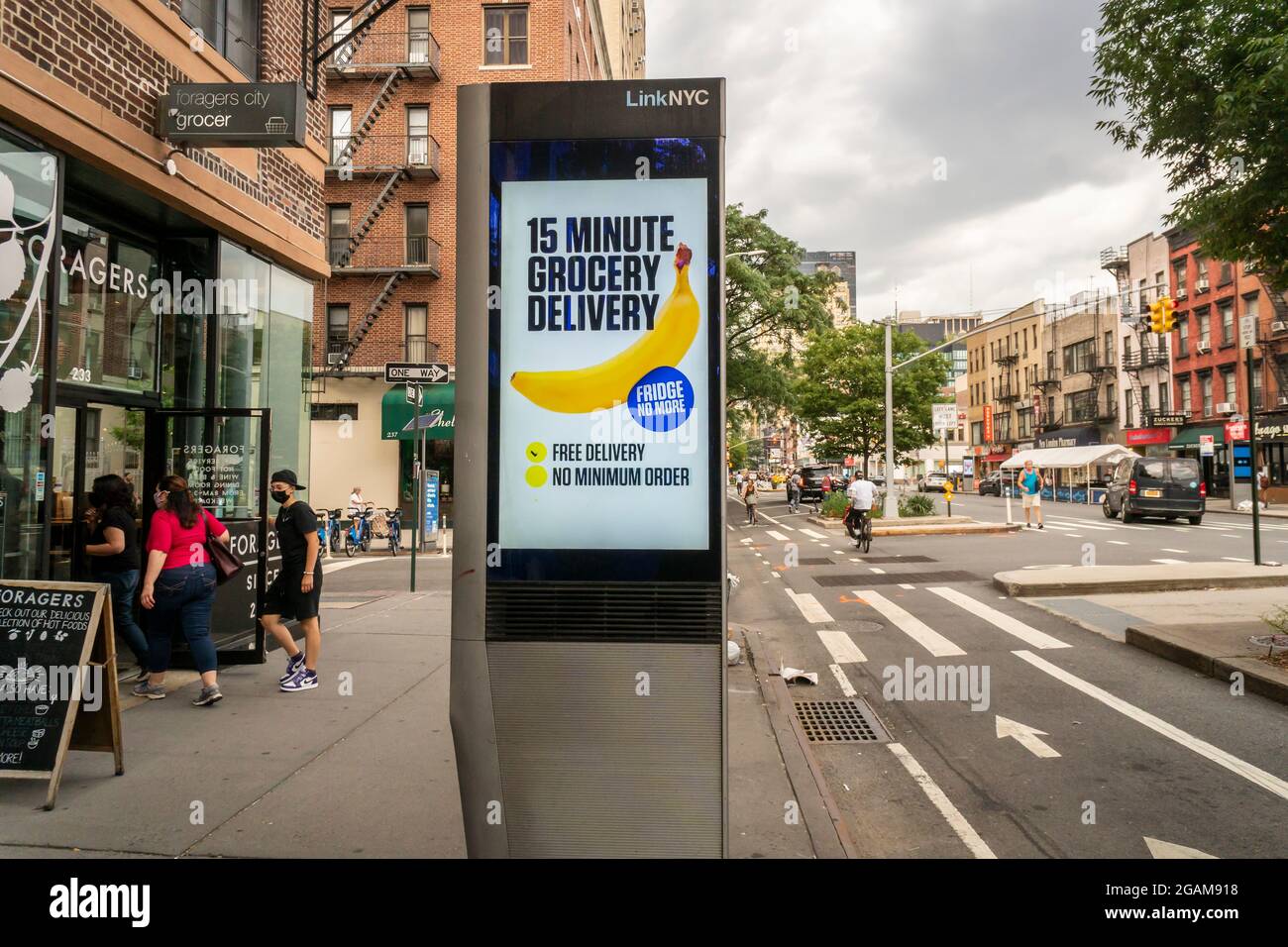 Pubblicità per il servizio superveloce di consegna della drogheria Frigo No More su un chiosco LinkNYC nel quartiere Chelsea di New York venerdì 23 luglio 2021. Frigo No More e i suoi concorrenti 1520 minuti e Jokr hqve sono stati fortemente pubblicità. (© Richard B. Levine) Foto Stock