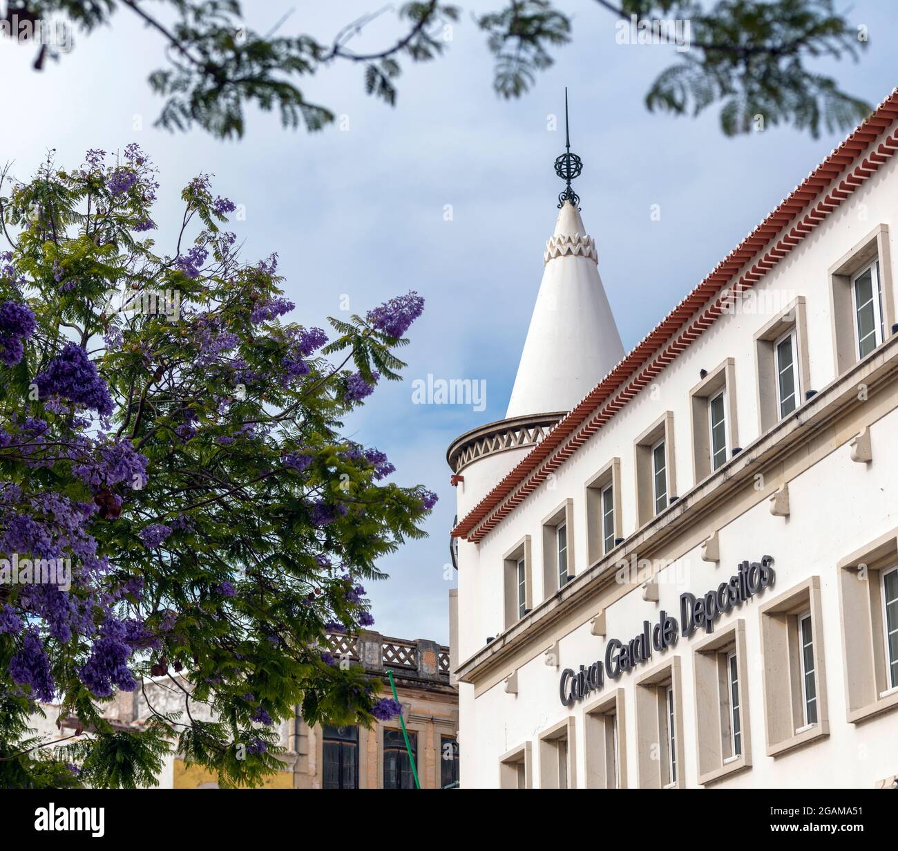 FARO, PORTOGALLO - giugno 2021: Iconica banca Caixa Geral de Depositos, edificio a torre nella città di Faro, Portogallo Foto Stock