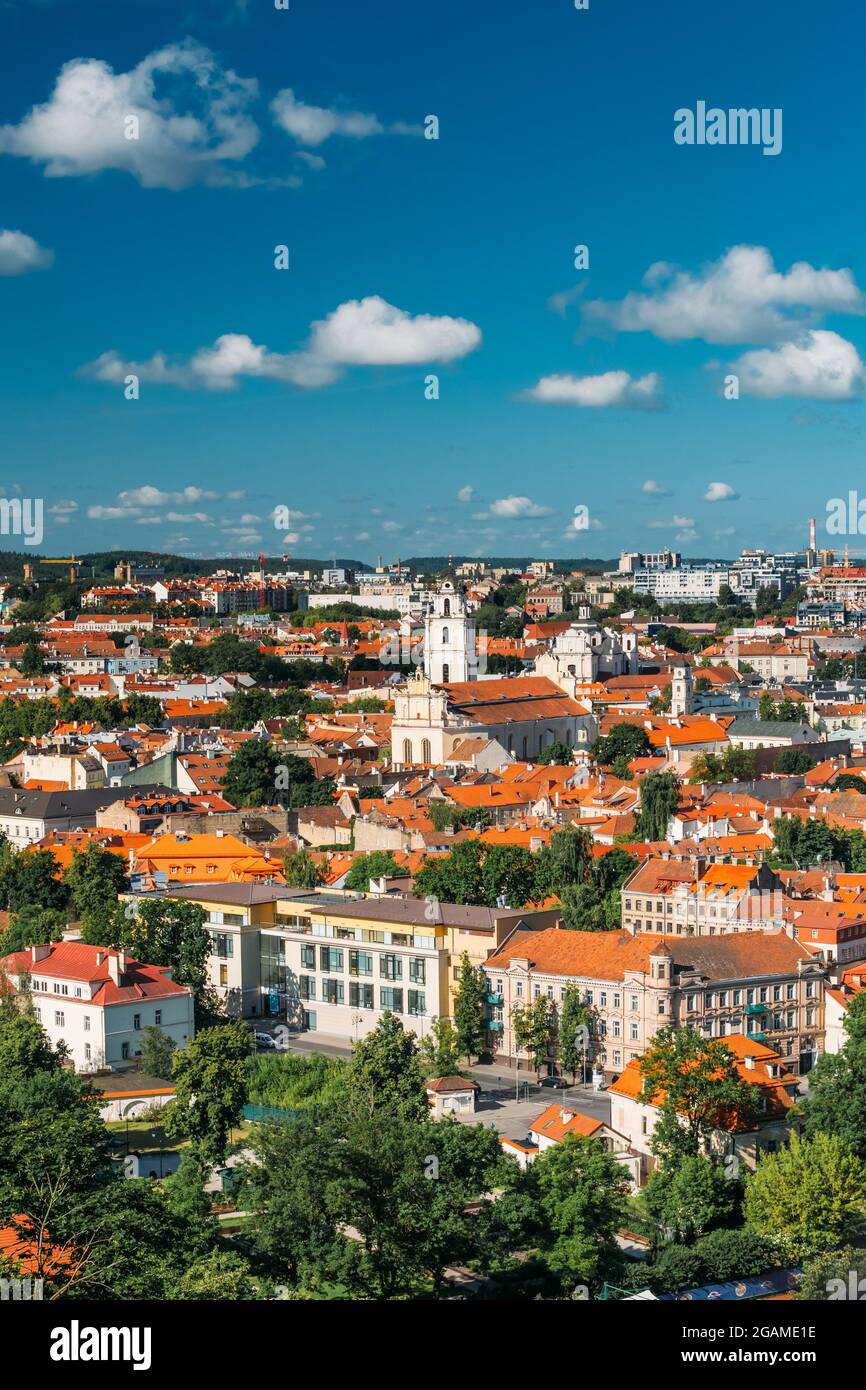 Tramonto Alba paesaggio urbano di Vilnius, Lituania in estate. Splendida vista della città vecchia di sera Foto Stock