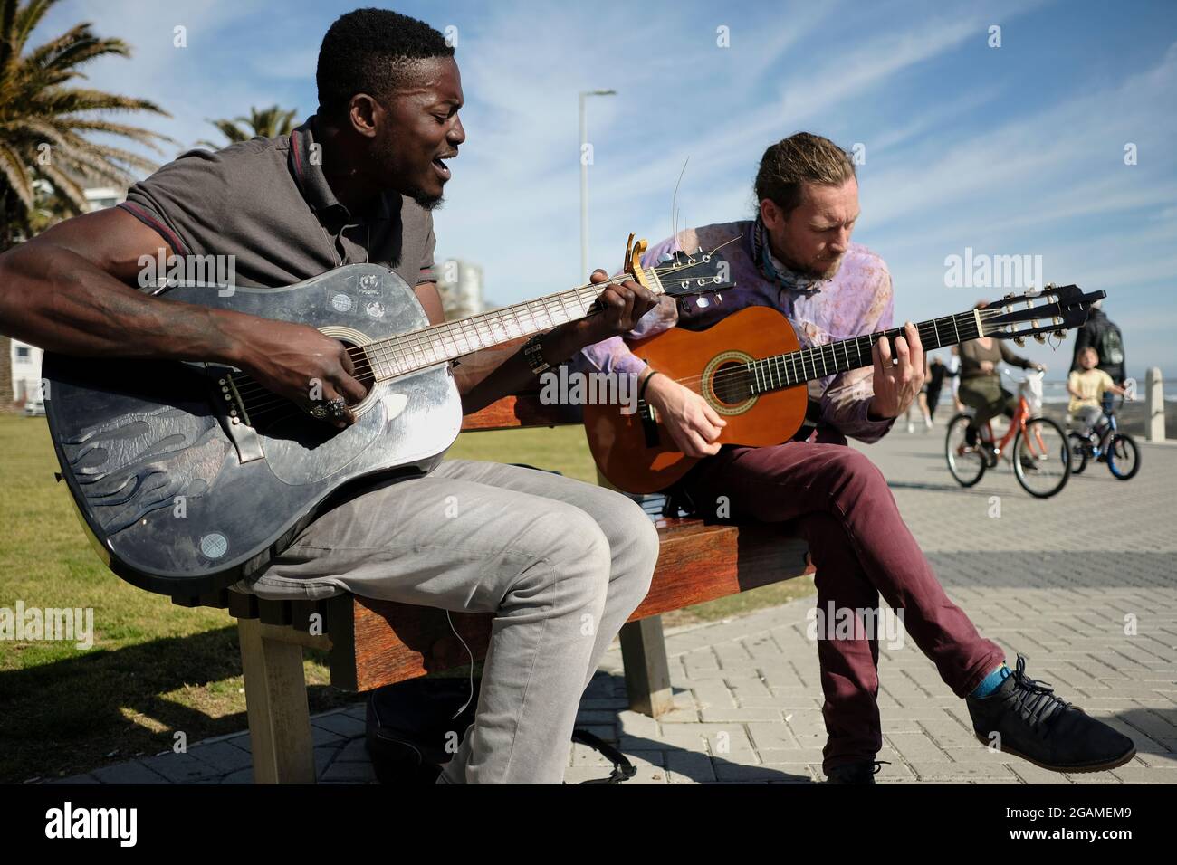 Collega musicista e amico Nog (a destra) che si unisce a Tom Sibanda (a sinistra) in una ricerca per raccogliere fondi per pagare il suo affitto l'ultimo giorno del mese. Foto Stock