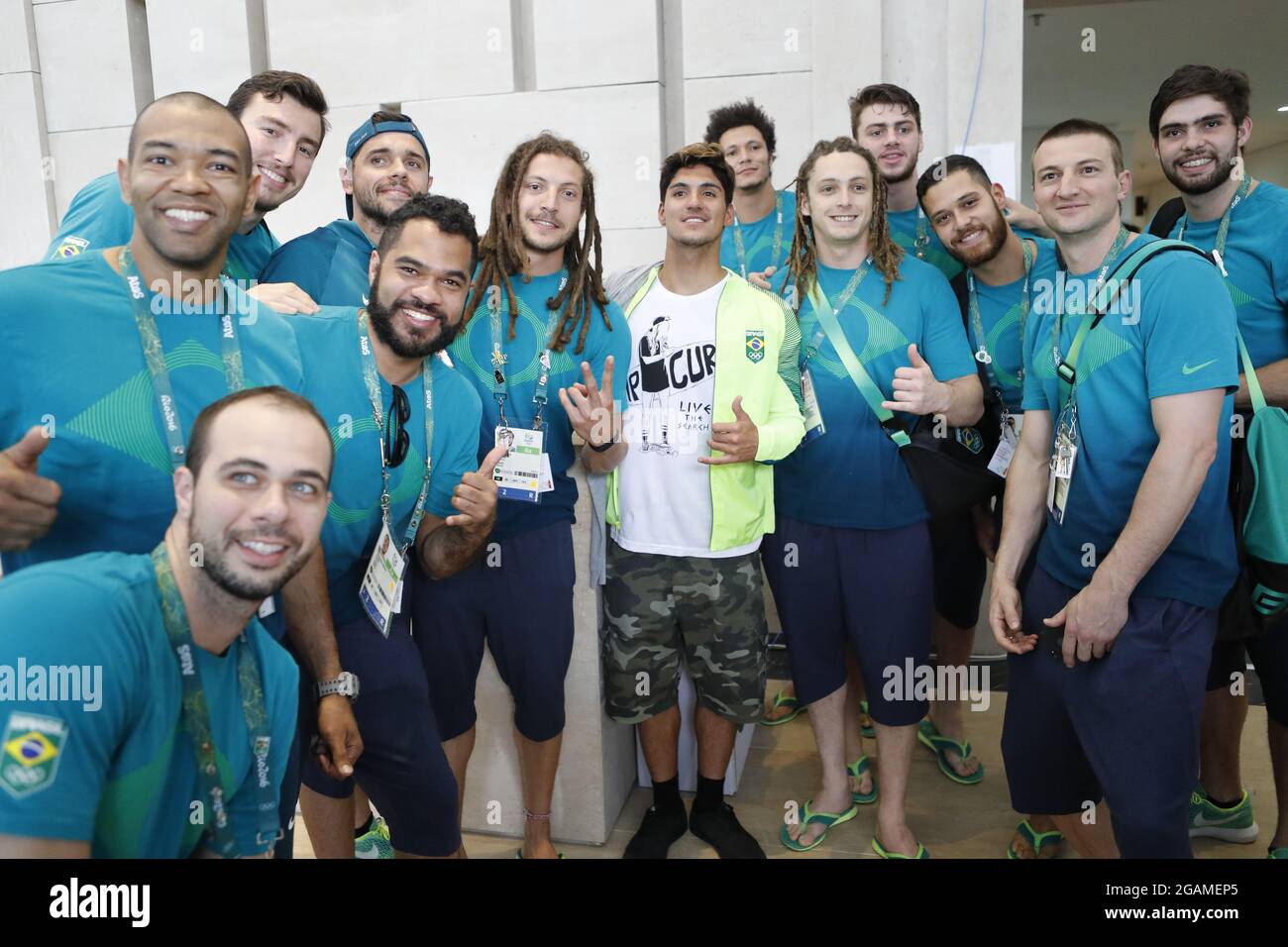 Gabriel Medina surfer al Rio 2016 Giochi Olimpici villaggio atleta. Campione del mondo di surf posa per foto ritratto con la nazionale brasiliana. Foto Stock