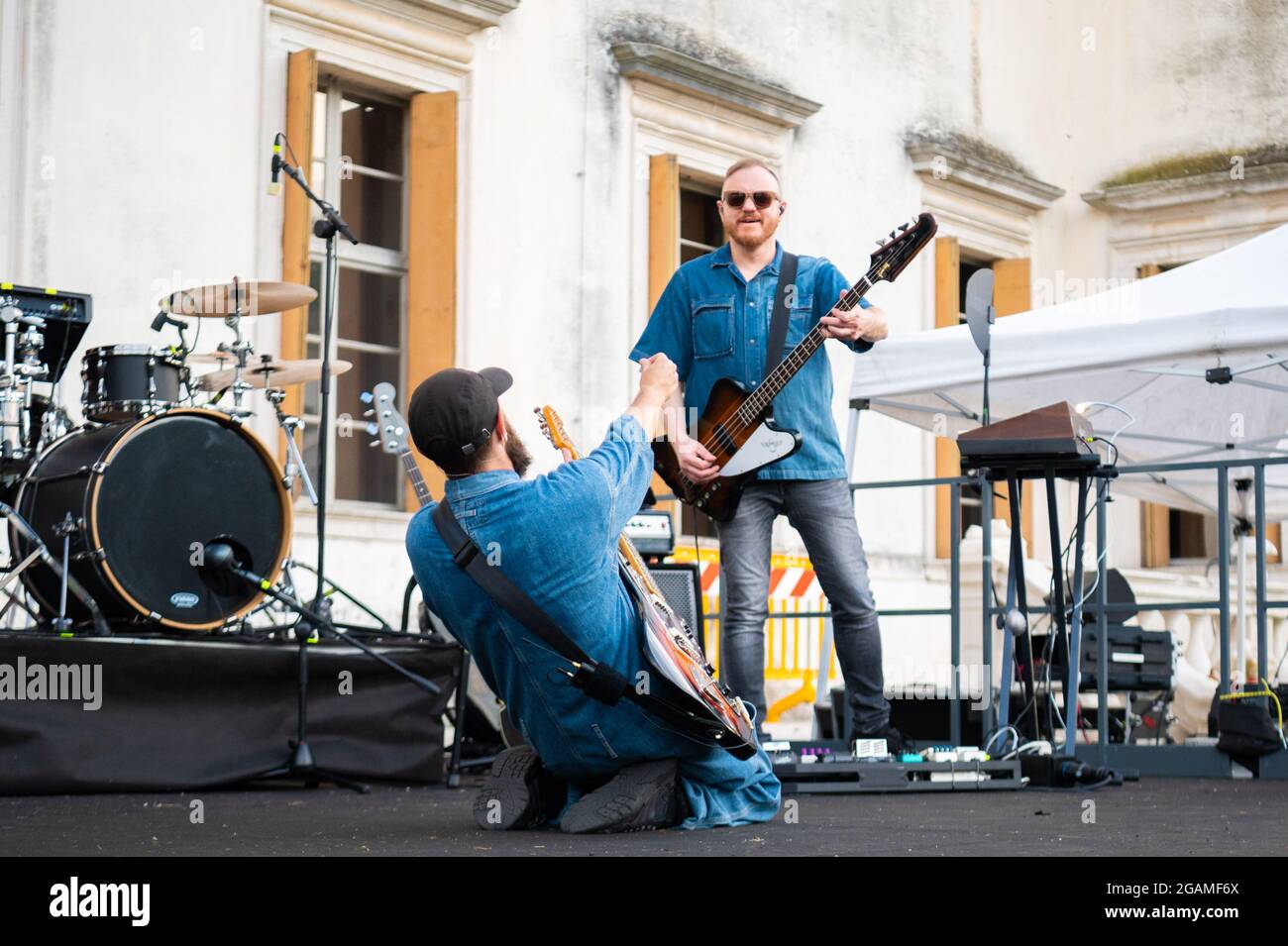 Coma Cose si esibisce lo scorso 18 luglio a Codroipo (UD) Italia Foto Stock