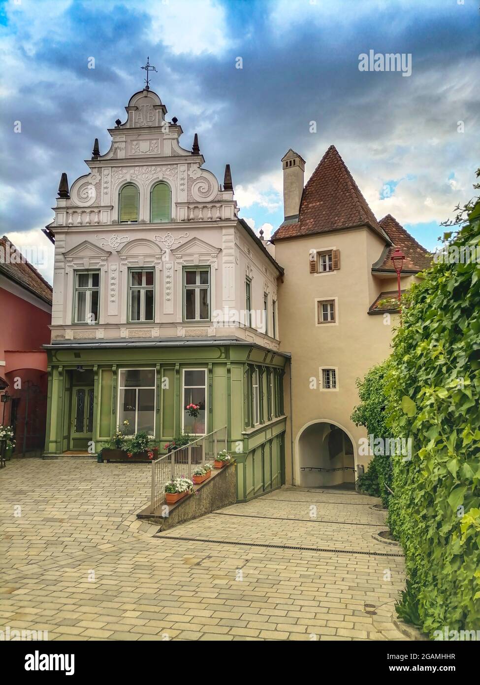 La porta della città vecchia dell'affascinante cittadina di Frohnleiten nel quartiere di Graz-Umgebung, regione della Stiria, Austria Foto Stock