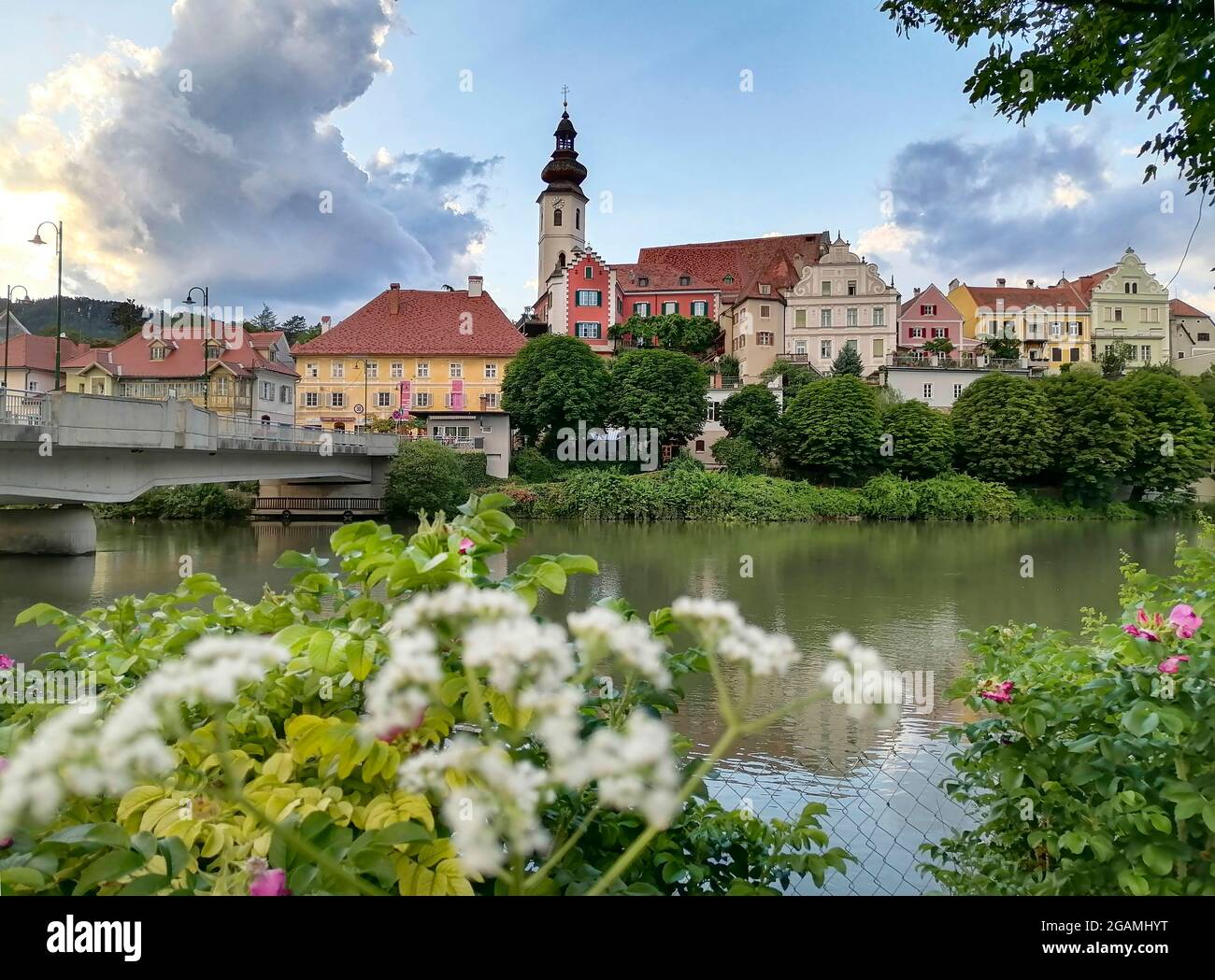 L'affascinante cittadina di Frohnleiten sul fiume Mur, nel distretto di Graz-Umgebung, regione della Stiria, Austria. Messa a fuoco selettiva Foto Stock