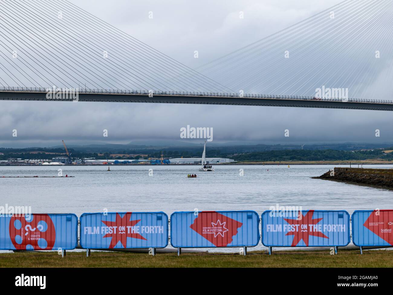 Catamarano e barca costiera a remi al Festival Internazionale del Cinema di Edimburgo, Port Edgar, Firth of Forth, Scozia, Regno Unito Foto Stock