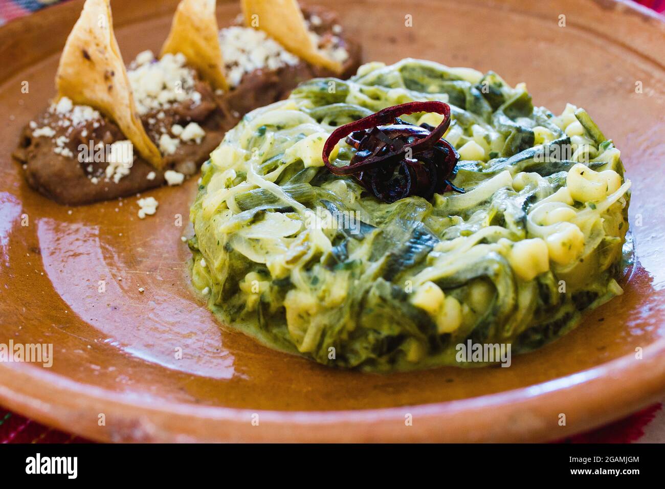 Pobanas Rajas con fagioli fritti tipico piatto messicano in Messico Foto Stock