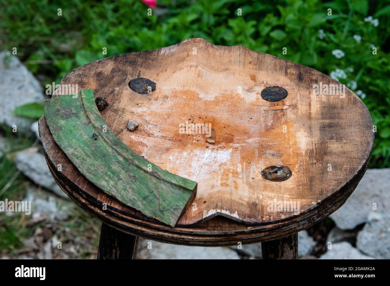 sgabello in legno shabby chic Foto Stock