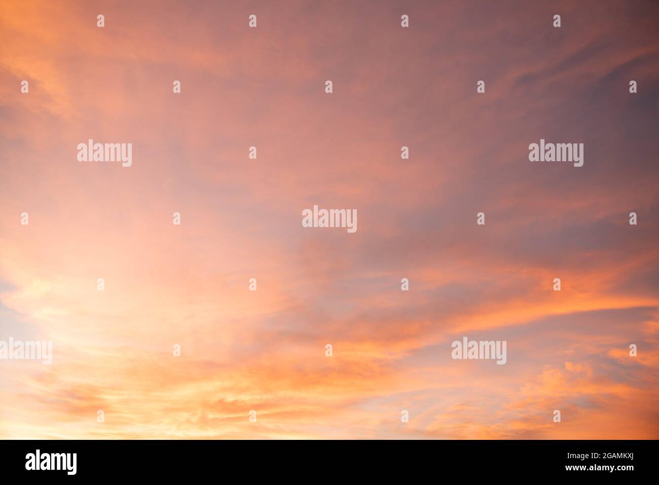 Porpora giallo arancio aqua tramonta nuvole per sostituzione cielo compositi o sfondi. Foto Stock