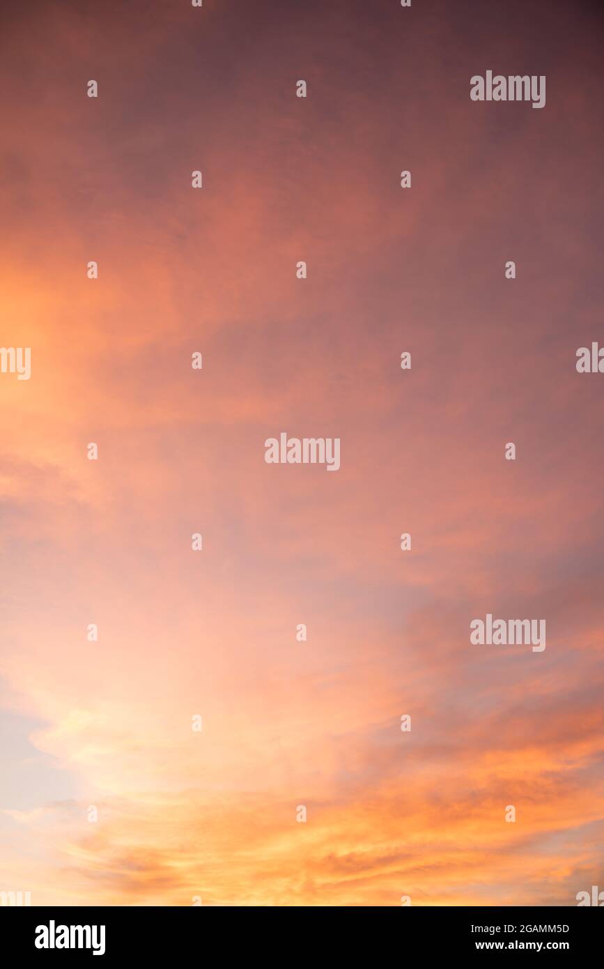 Porpora giallo arancio aqua tramonta nuvole per sostituzione cielo compositi o sfondi. Foto Stock
