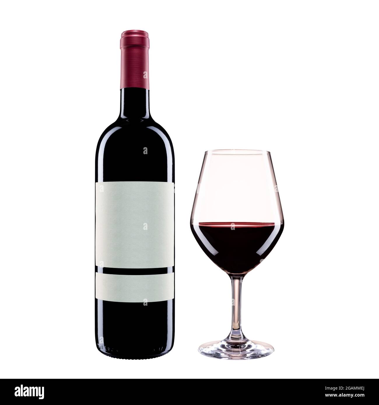 Primo piano di bottiglia e calice di vino rosso isolato su sfondo bianco.  Bevande alimentari Foto stock - Alamy