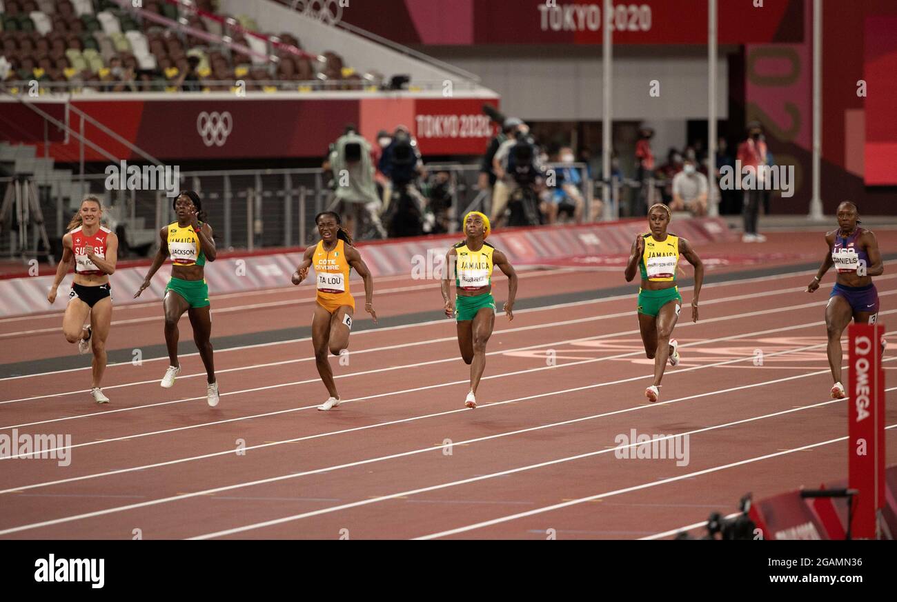 Tokyo, Kanto, Giappone. 31 luglio 2021. Ajta del Ponte (sui), Shericka Jackson (JAM), Marie-Josee Ta Lou (CIV), Shelly-Ann Fraser-Pryce (JAM), Elaine Thompson-Herah (JAM) e Teahna Daniels (USA) gestiscono la finale femminile di 100 metri durante i Giochi Olimpici estivi di Tokyo 2020 allo Stadio Olimpico. Sabato 31 luglio 2021 a Tokyo. (Credit Image: © Paul Kitagaki Jr./ZUMA Press Wire) Foto Stock