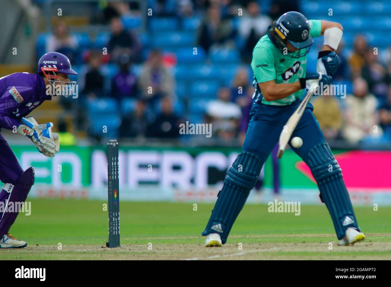 Emerald Headingley Stadium, Leeds, West Yorkshire, 31 luglio 2021. The Hundred - Northern Superchargers vs Oval Invincible Tom Curran di Oval Invincible batting. Credit: Touchinepics/Alamy Live News Foto Stock