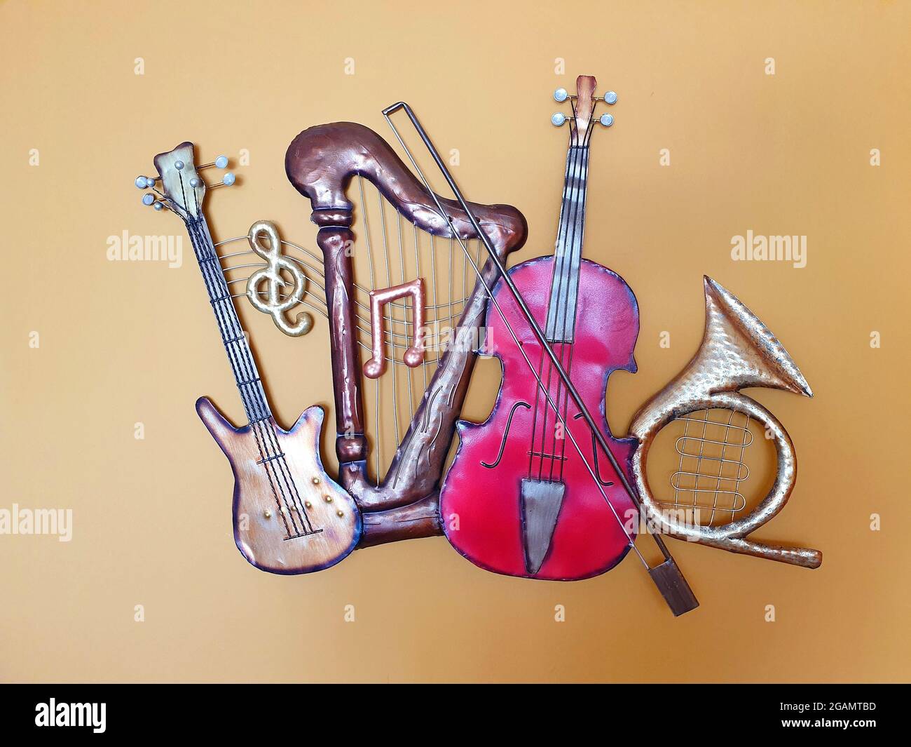 Modelli in miniatura di strumenti musicali. I modelli sono fatti di ferro e fungono da decorazione sulla parete. Foto Stock