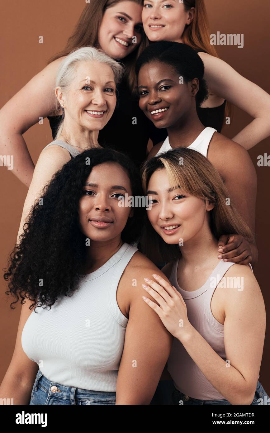 Ritratto di sei donne di diverse età che guardano la fotocamera in studio Foto Stock