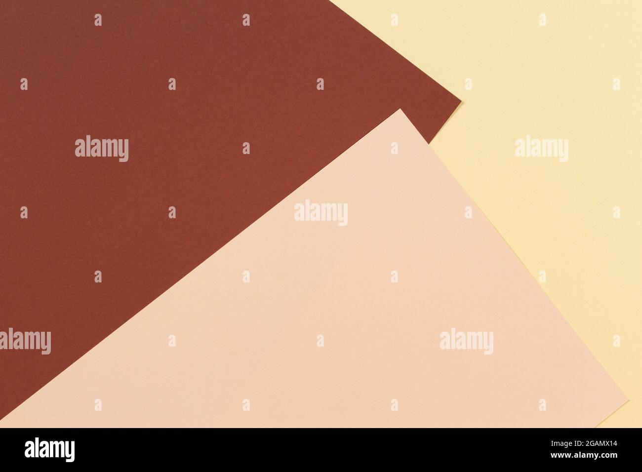 Documenti a colori composizione di geometria di sfondo giallo con toni di beige e marrone Foto Stock